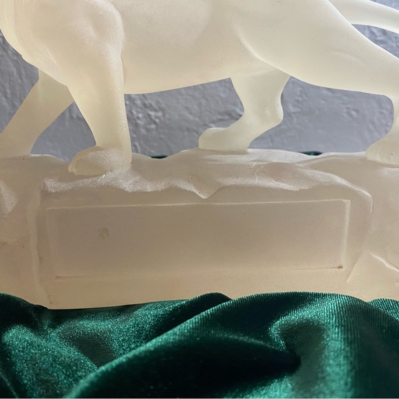 Vintage Frosted Resin Lion W/engravable plaque- it’s heavy. - Picture 12 of 15